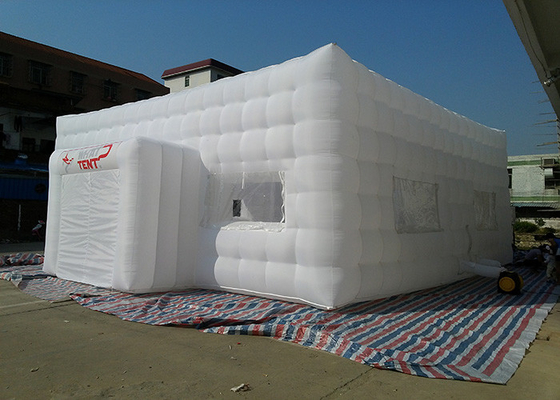 中国 防水白く膨脹可能なキャンプ テント 10mLX10mWX4.2mH の膨脹可能なでき事のテント サプライヤー