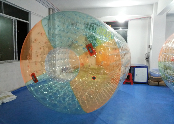 中国 屋外の海水公園のための多彩な 0.8mm ポリ塩化ビニール膨脹可能な水ローラー球 サプライヤー