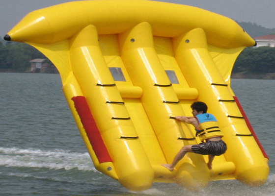 中国 遊園地水ゲームの管のための黄色く膨脹可能な飛魚座のボート サプライヤー