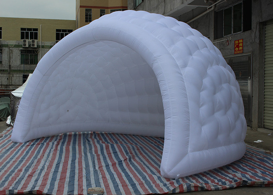 中国 5.5mL x 4.5mH の白い屋外の膨脹可能なテント、裏庭のための膨脹可能なドームのテント サプライヤー
