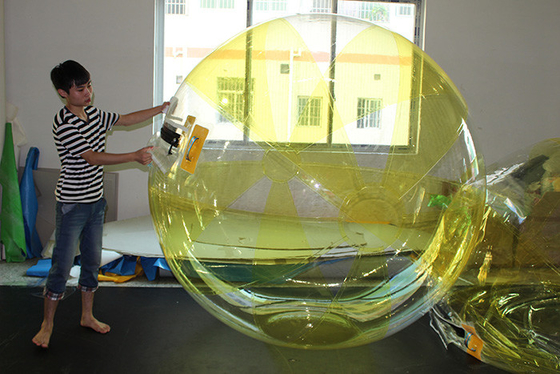 中国 カスタマイズされた透明な水ロール・ボール、巨大で膨脹可能なウォーク・オン水球 サプライヤー
