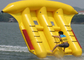 遊園地水ゲームの管のための黄色く膨脹可能な飛魚座のボート サプライヤー